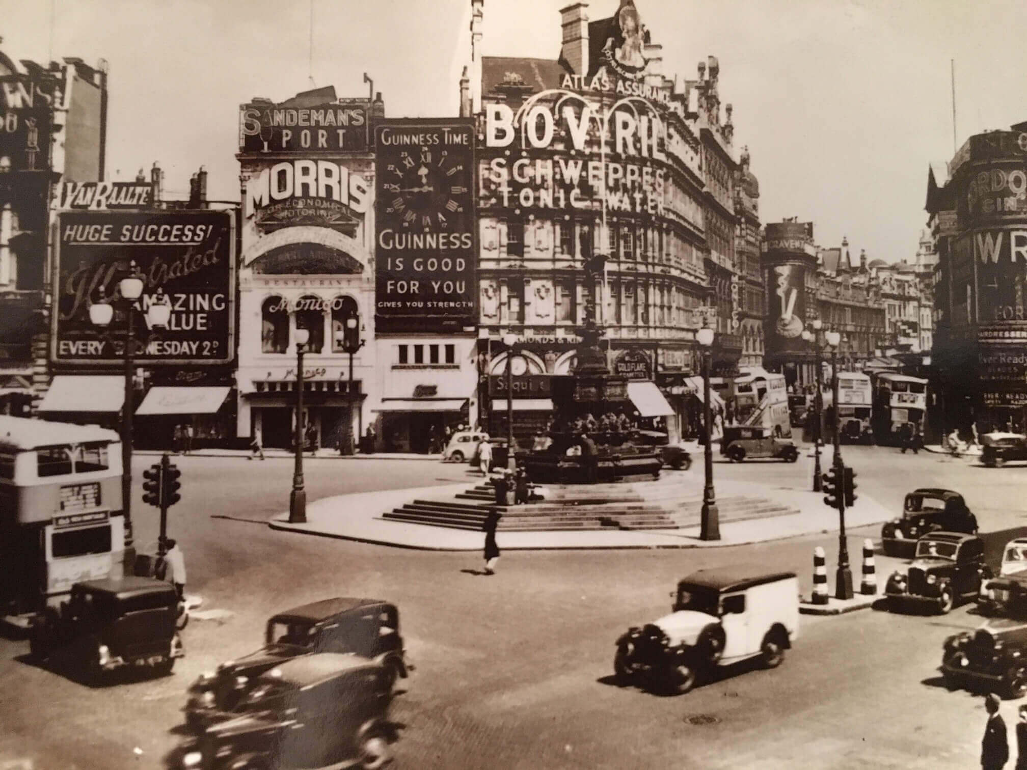 Black and white photo of Piccadilly Circus
