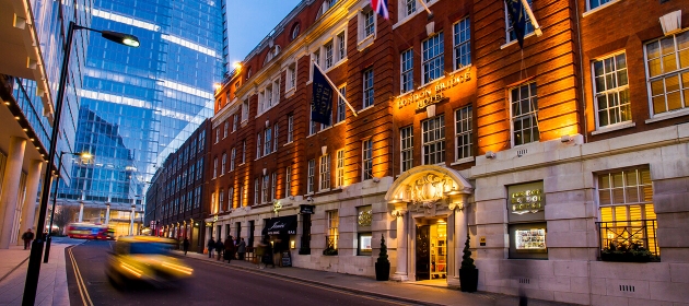 Entrance to London Bridge Hotel
